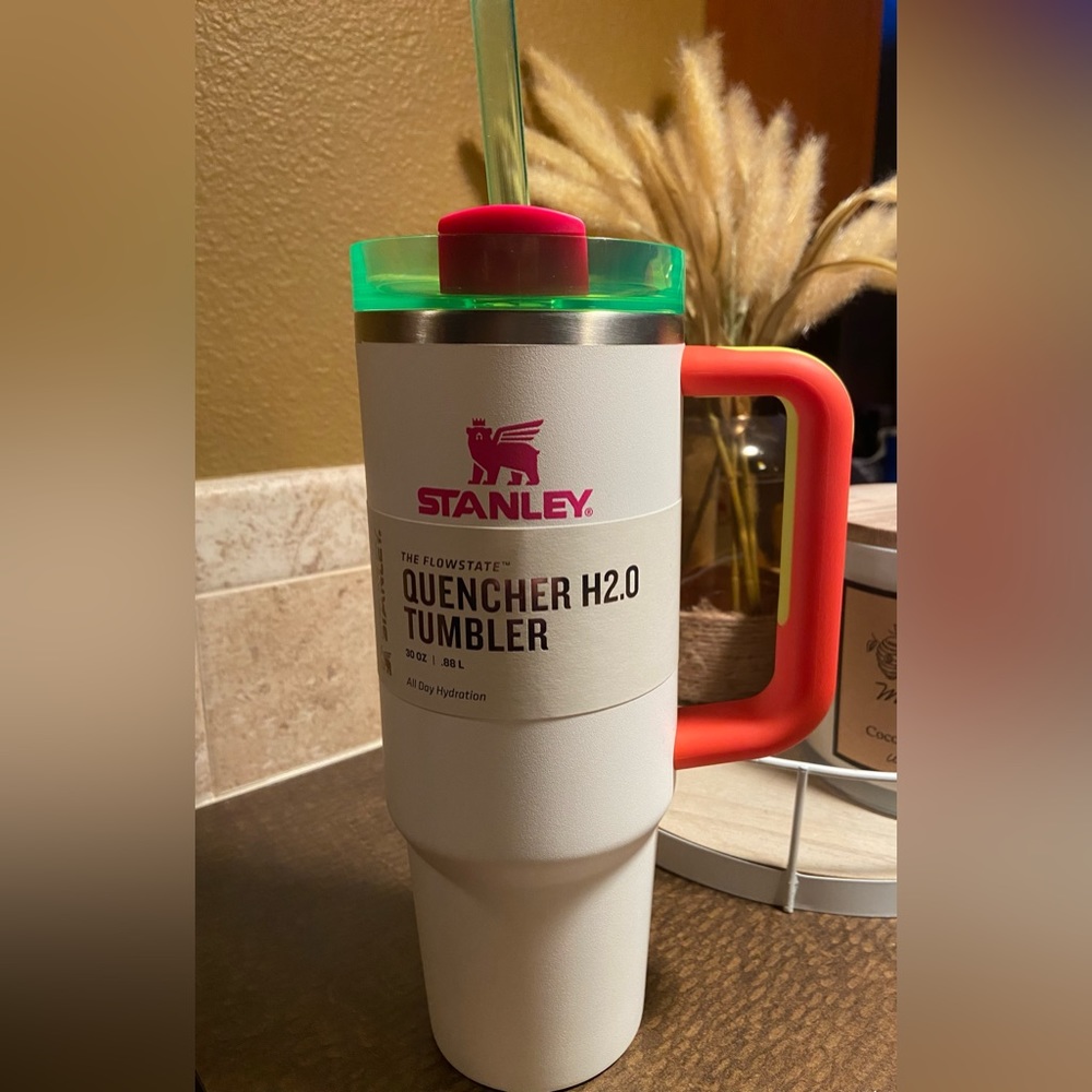 Stanley Neon Quencher 30oz